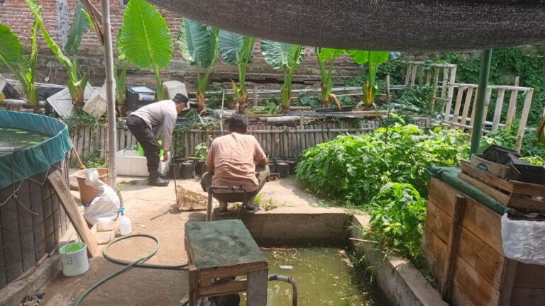 Bhabinkamtibmas Pintu Sambangi Kolam Nila, Semangati Warga Kembangkan Perikanan