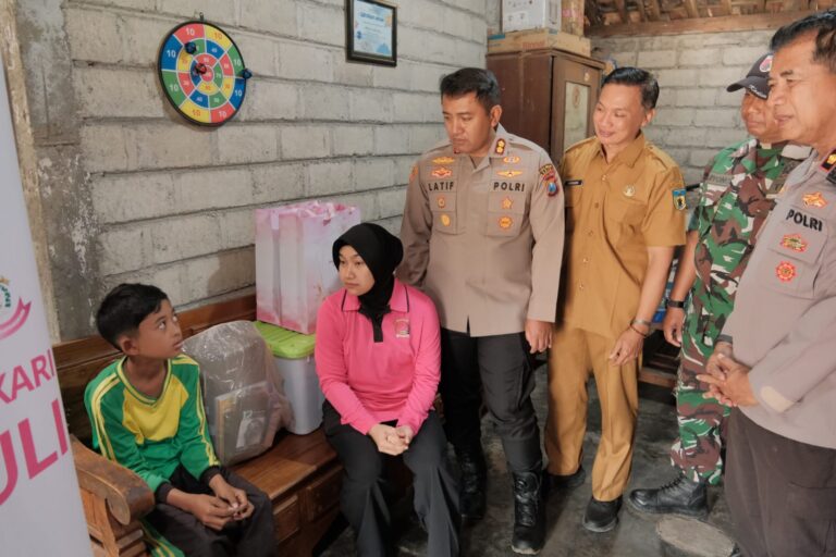 Polres Kediri Sambangi Marfel, Bocah Kelas 5 SD yang Berjuang Rawat Ibunya