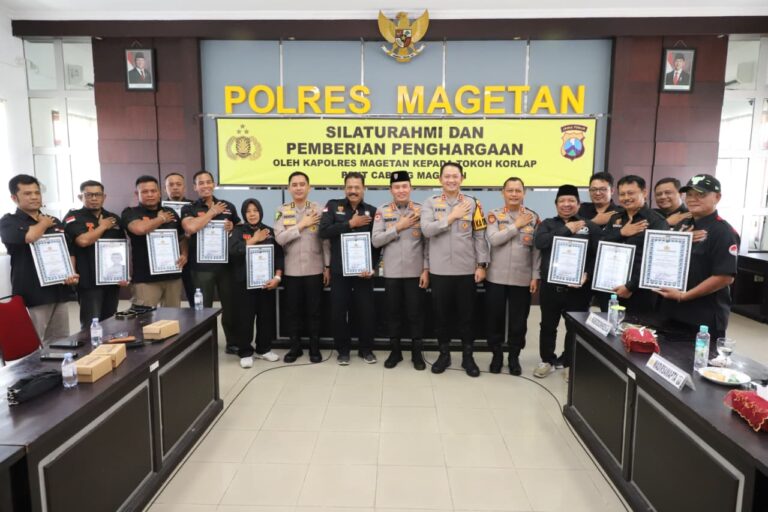 Polres Magetan Beri Penghargaan untuk 13 Korlap PSHT atas Dedikasi Jaga Kamtibmas