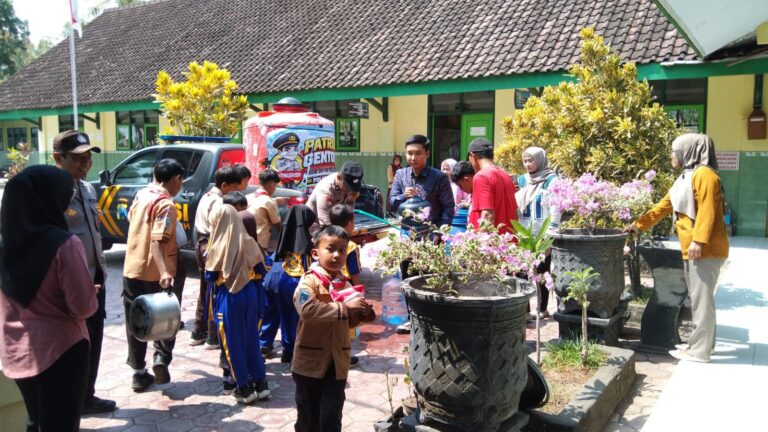 Patroli Gentong Polres Trenggalek Salurkan Air Bersih untuk Sekolah dan Tempat Ibadah