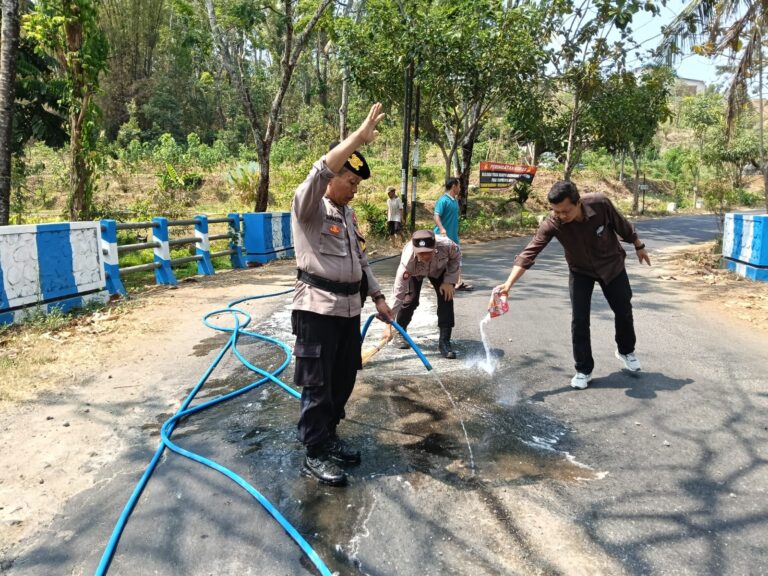 Respons Cepat Polsek Pulung, Bersama Warga Bersihkan Tumpahan Solar demi Cegah Kecelakaan