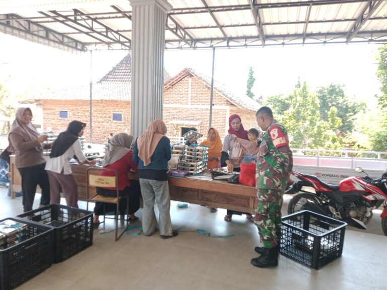 Sukseskan Program Pemerintah, Babinsa Kodim Ponorogo Pendampingan Pendistribusian MBG di Desa Binaan