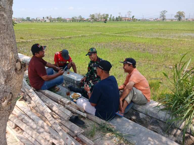 Komsos, Sarana Babinsa Kodim Ponorogo Jalin Kedekatan Antara  Dengan Warga
