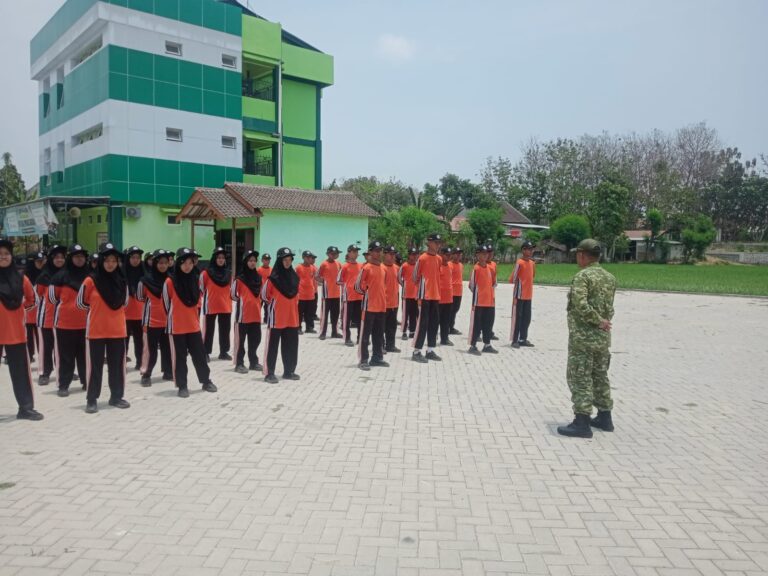 Komsos, Babinsa Kodim Ponorogo Bentuk Karakter dan Disiplin serta Jiwa Kepemimpinan Para Siswa Melalui Latihan PBB dan LDK