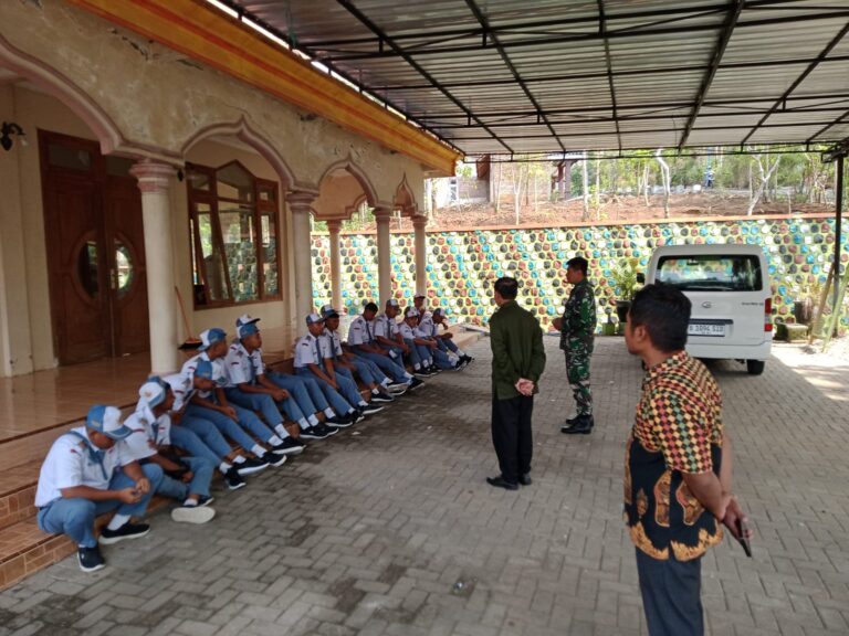 Tanamkan Nasionalisme Sejak Dini, Babinsa Kodim Ponorogo Berikan Materi Wasbang Kepada Siswa