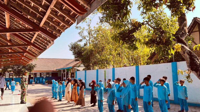 Latih Baris Berbaris, Babinsa Kodim Ponorogo Tanamkan Disiplin Kepada Siswa Sejak Dini