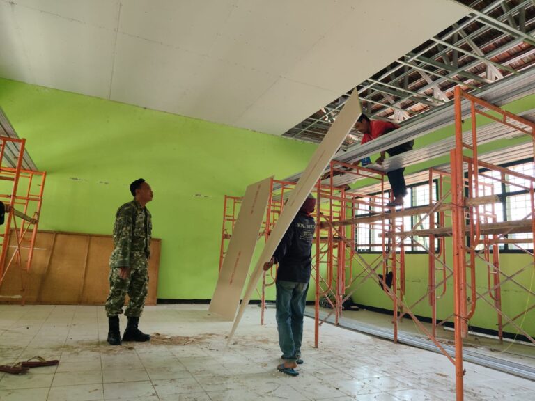 Babinsa Kodim Ponorogo Pendampingan Revitalisasi Gedung Sekolah Dorong Kemajuan Pembangunan di Desa Binaan