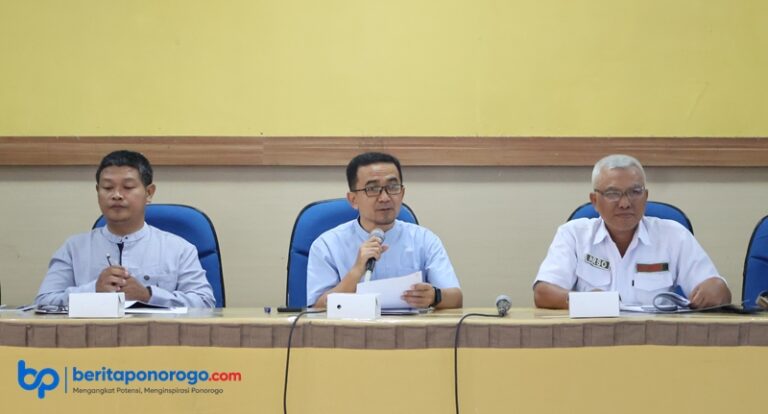 W. Arso duduk paling kiri( rambut putih)