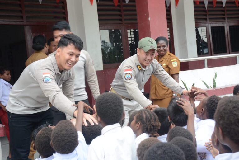 Satgas Damai Cartenz Bagikan Tas dan Alat Tulis untuk Masa Depan Papua