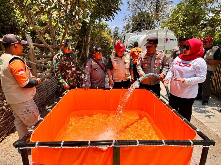 303 Warga Desa Tumpuk Kesulitan Air Bersih, Polres Ponorogo Bersama Tim Gabungan Kirim Bantuan 5.000 Liter Air