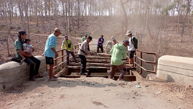Bhabinkamtibmas dan Warga Karangpatihan Gotong Royong Bongkar Jembatan Kedung Anjok