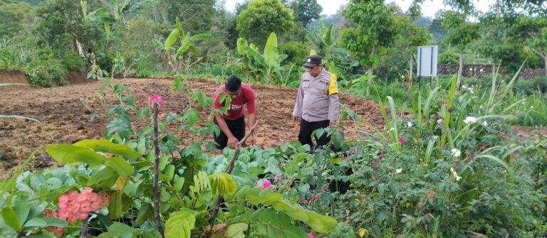 Bhabinkamtibmas Pudak Wetan Dorong Warga Optimalkan Kebun untuk Ketahanan Pangan