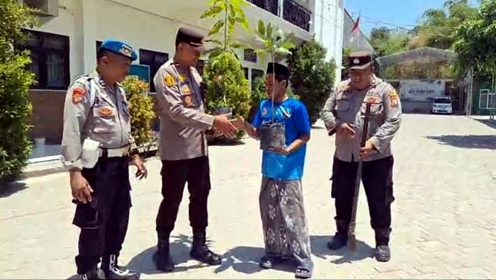 Polsek Sukorejo Tanam Empat Pohon di Ponpes An-Najiyah, Dukung Pelestarian Lingkungan