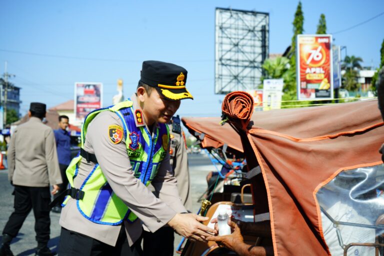 Polisi Bersama Masyarakat, Kapolres Ponorogo AKBP Damus Asa Sapa Abang Becak, Perkuat Kedekatan Polri dan Masyaraka