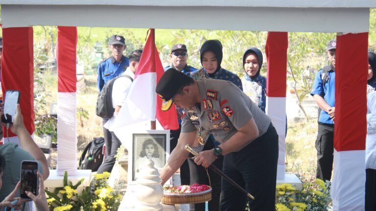 Kapolri Ziarah ke Makam Marsinah dan Kunjungi Museum di Nganjuk