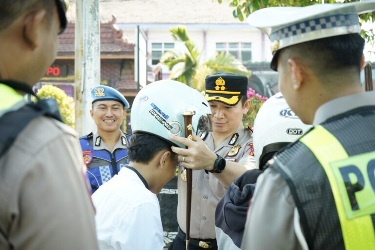 Kapolres Ponorogo Turun Langsung Ke Jalan Laksanakan Pengaturan Lalu Lintas Pagi Hadirkan Polisi Bersama Masyarakat