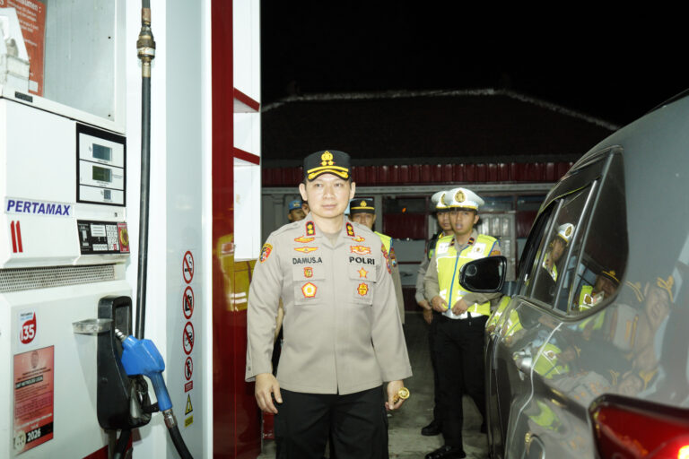 Antisipasi Antrean Panjang, Kapolres Ponorogo Intensif Pantau Sejumlah SPBU pada Malam Hari