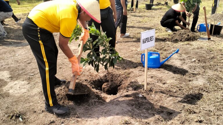 Polres Kediri Tanam Puluhan Bibit Pohon Dukung Kelestarian Alam Wujudkan Program Green Policing Kapolri