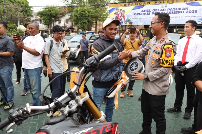 Senyum Sumringah Korban Curanmor,Polres Malang Kembalikan Motor Hasil Operasi Sikat Semeru