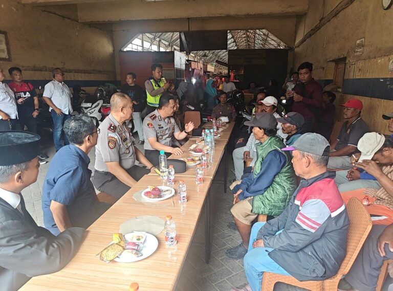 Cangkrukan Kamtibmas, Kapolres Pelabuhan Tanjung Perak Serap Aspirasi Pekerja Pasar Pabean