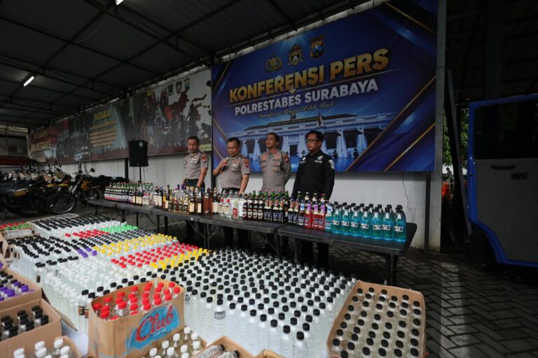 Gelar Operasi KRYD, Polrestabes Surabaya Sita 5.385 Botol Miras Ilegal