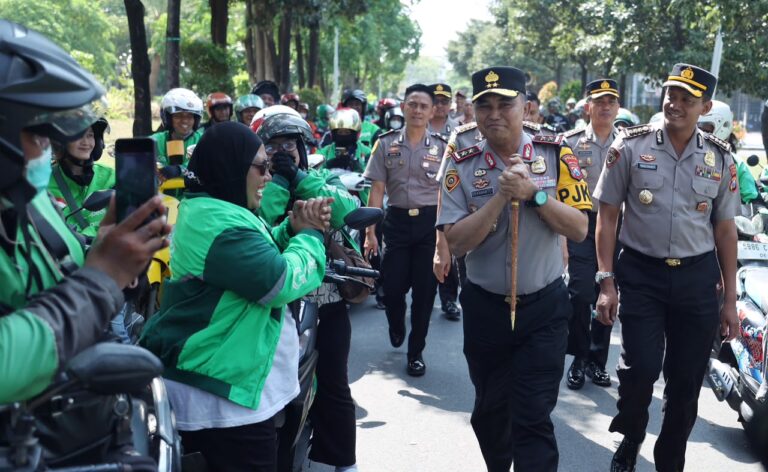 Jumat Berkah, Polda Jatim Salurkan 600 Paket Sembako untuk Pengemudi Ojol