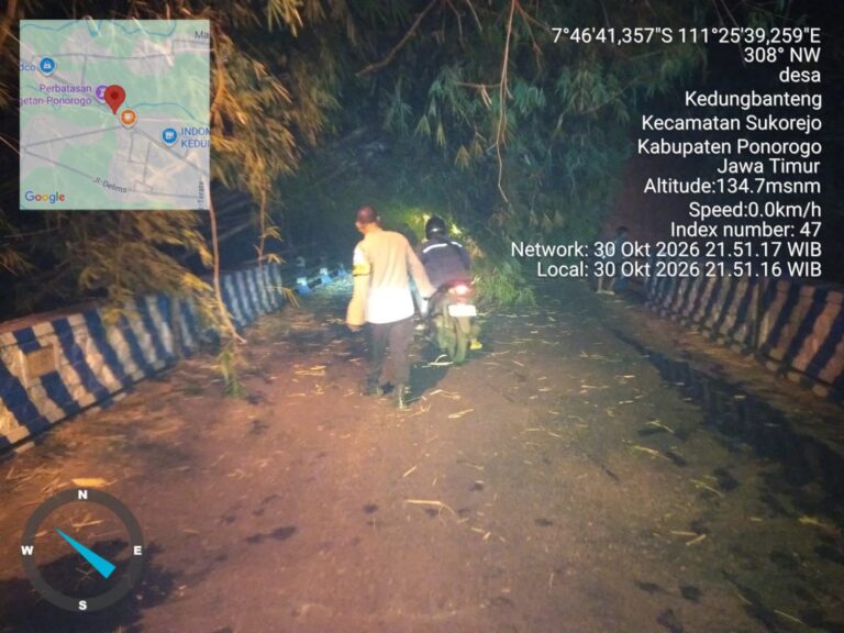 Kebakaran Bambu Tutup Jalur Ponorogo–Magetan, Polisi Bersama Damkar dan BPBD Lakukan Evakuasi
